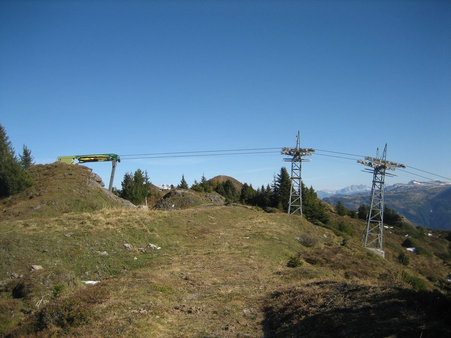 Bergstation Sarner Höhi im Skigebiet Sarn-Heinzenberg mit der Präzer Höhi im Hintergrund