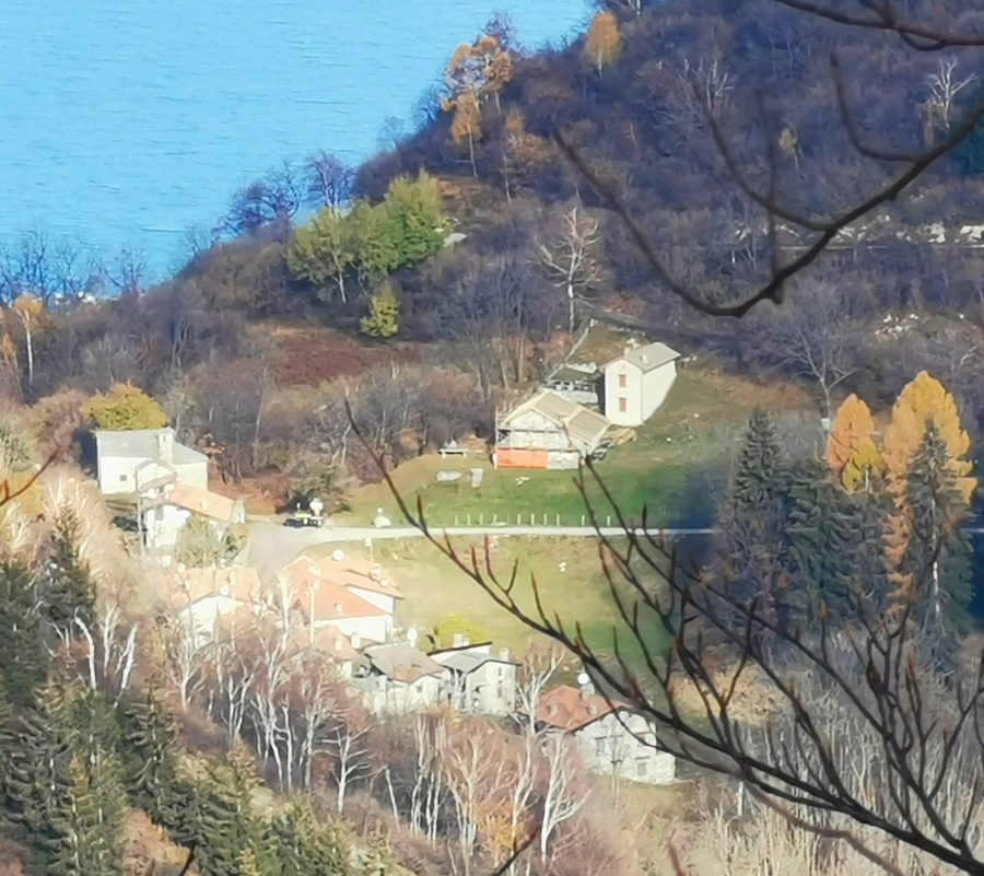 L'Alpe San Michele di Porto Valtravaglia vista dal Monte Ganna, con il Lago Maggiore sullo sfondo.