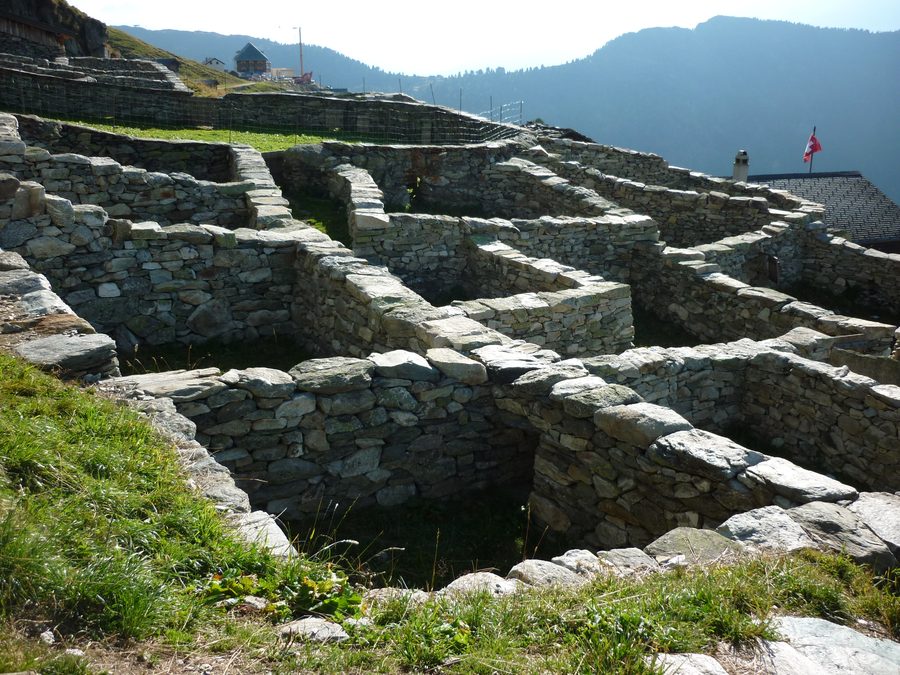 Alpine Siedlung Färricha auf der Belalp bei Naters vor der Walliser Berglandschaft
