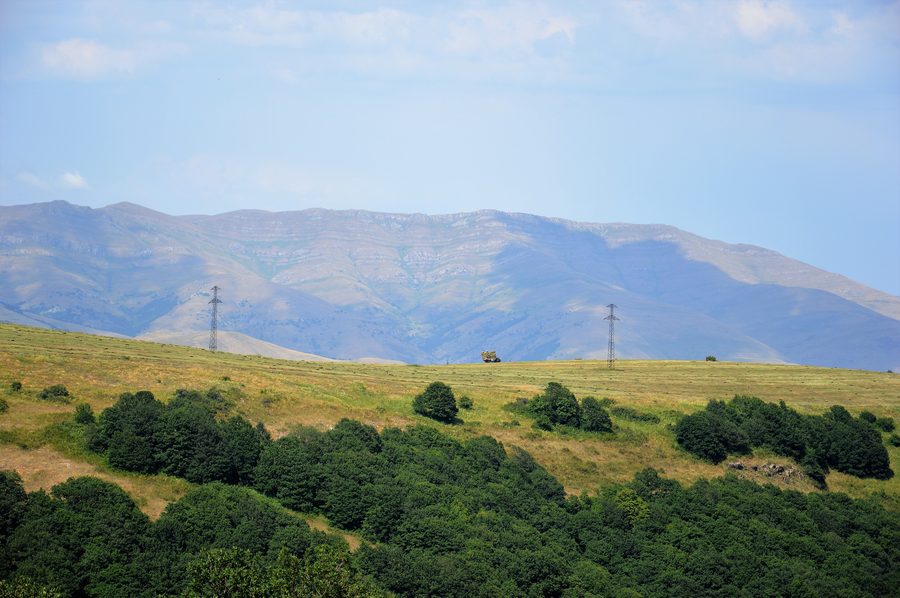 Hügelige Landschaft bei Tsaghkadzor in Armenien