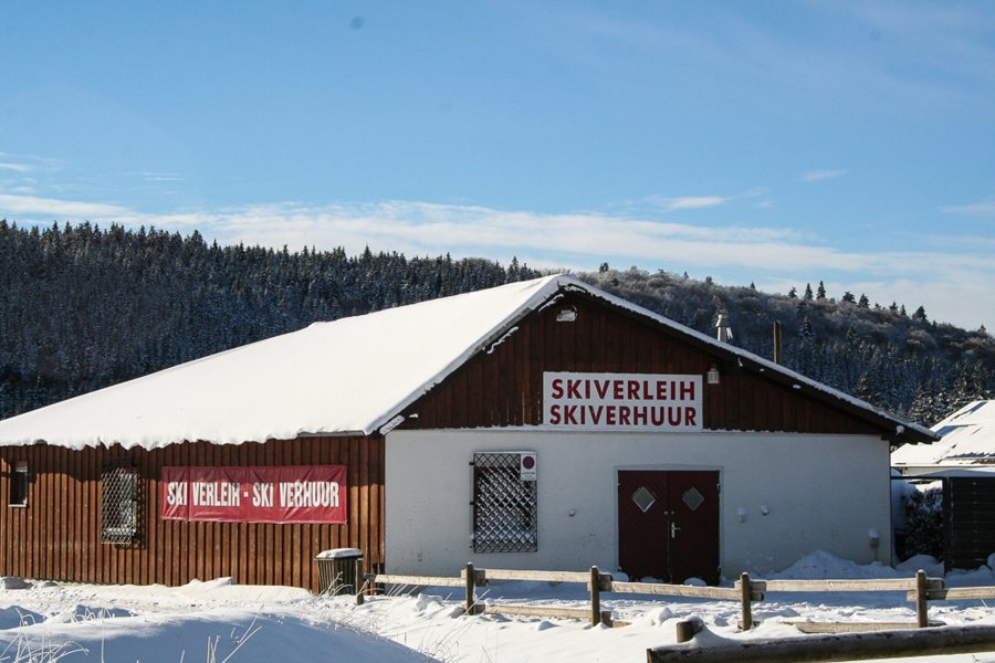 Skiverleih in einer verschneiten Winterlandschaft