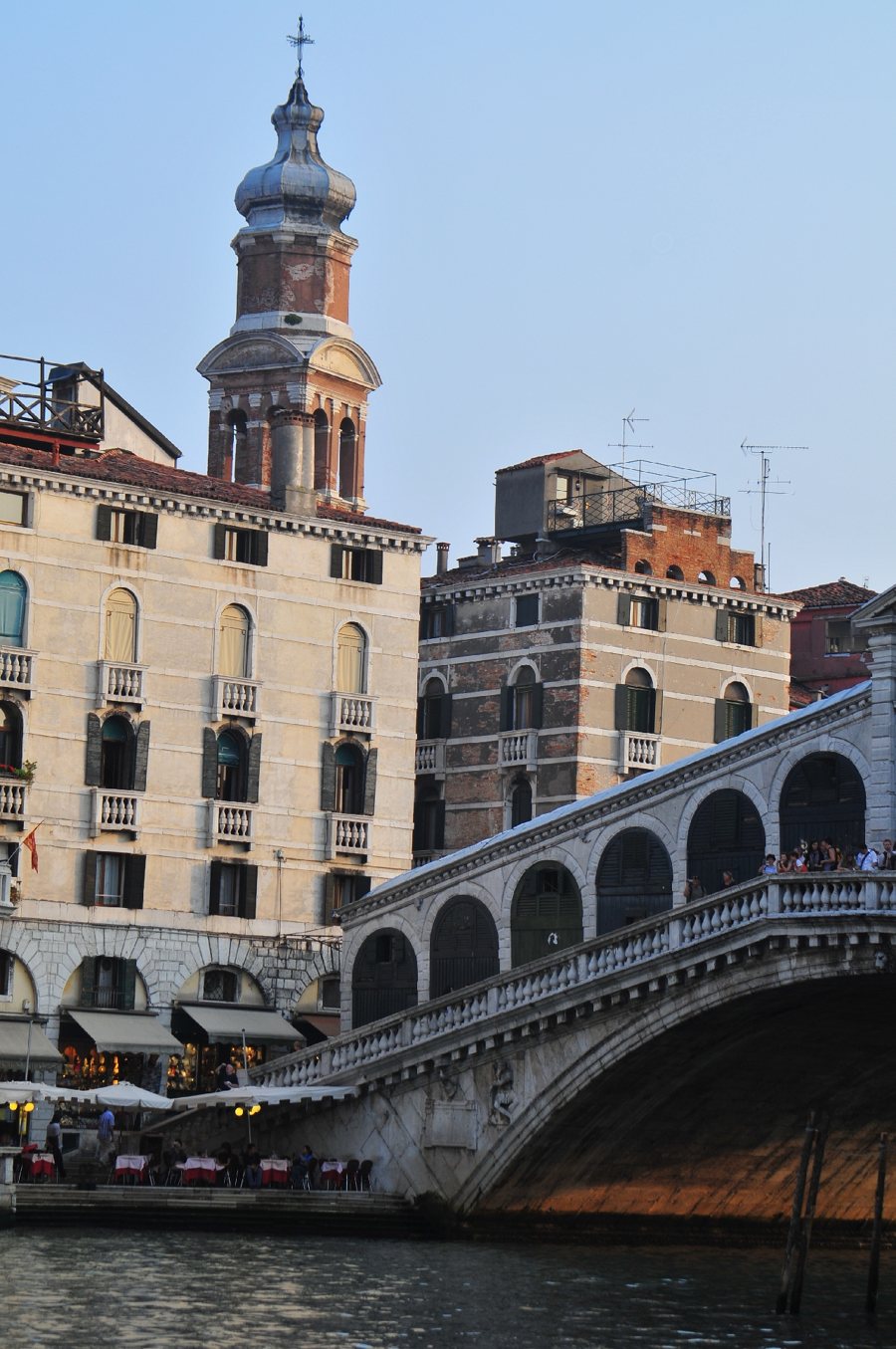 Steinerne Bogenbrücke über einen Kanal zwischen historischen Gebäuden in Venedig
