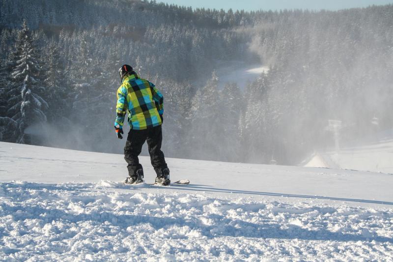 Snowboarder bei einer Fahrt im Schnee
