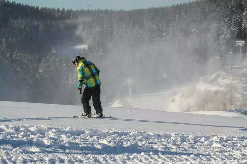 Snowboarder auf verschneiter Piste