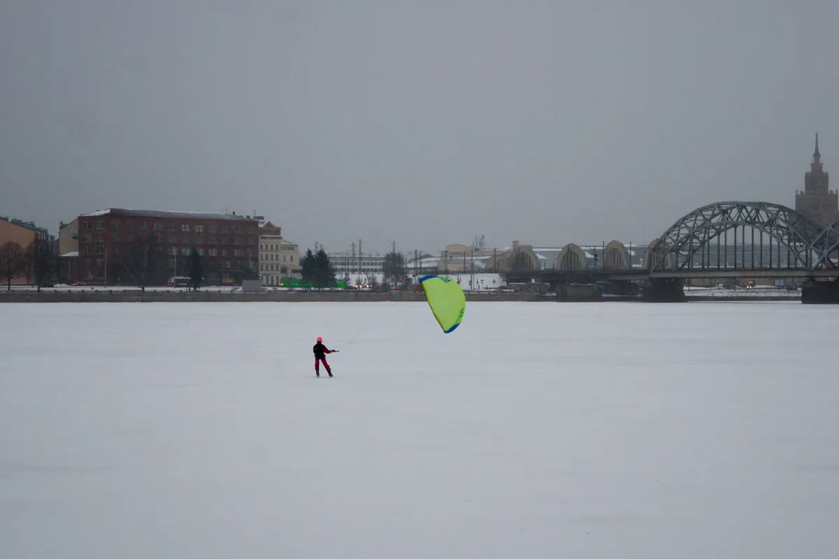 Kiteskifahrer auf der zugefrorenen Daugava in Riga, Lettland.