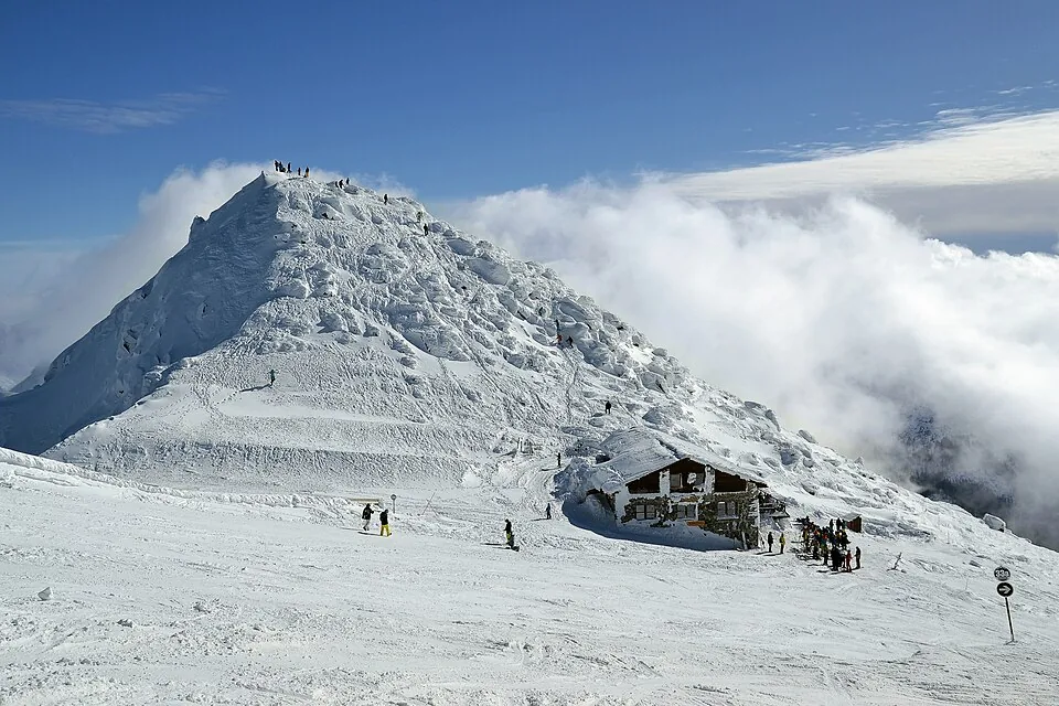 Verschneite Pisten am Chopok im Skigebiet Jasná in der Niederen Tatra.