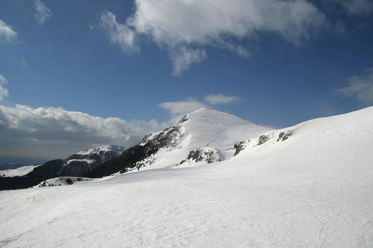 Verschneite Hänge im Skigebiet Sinaia in den rumänischen Bucegi-Bergen.