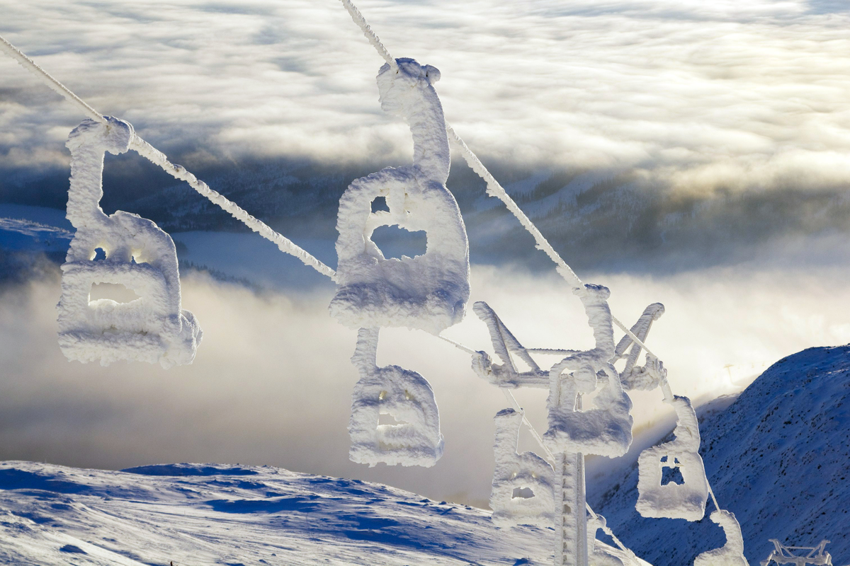 Vereister Sessellift am Åreskutan in Schweden über einer winterlichen Berglandschaft.