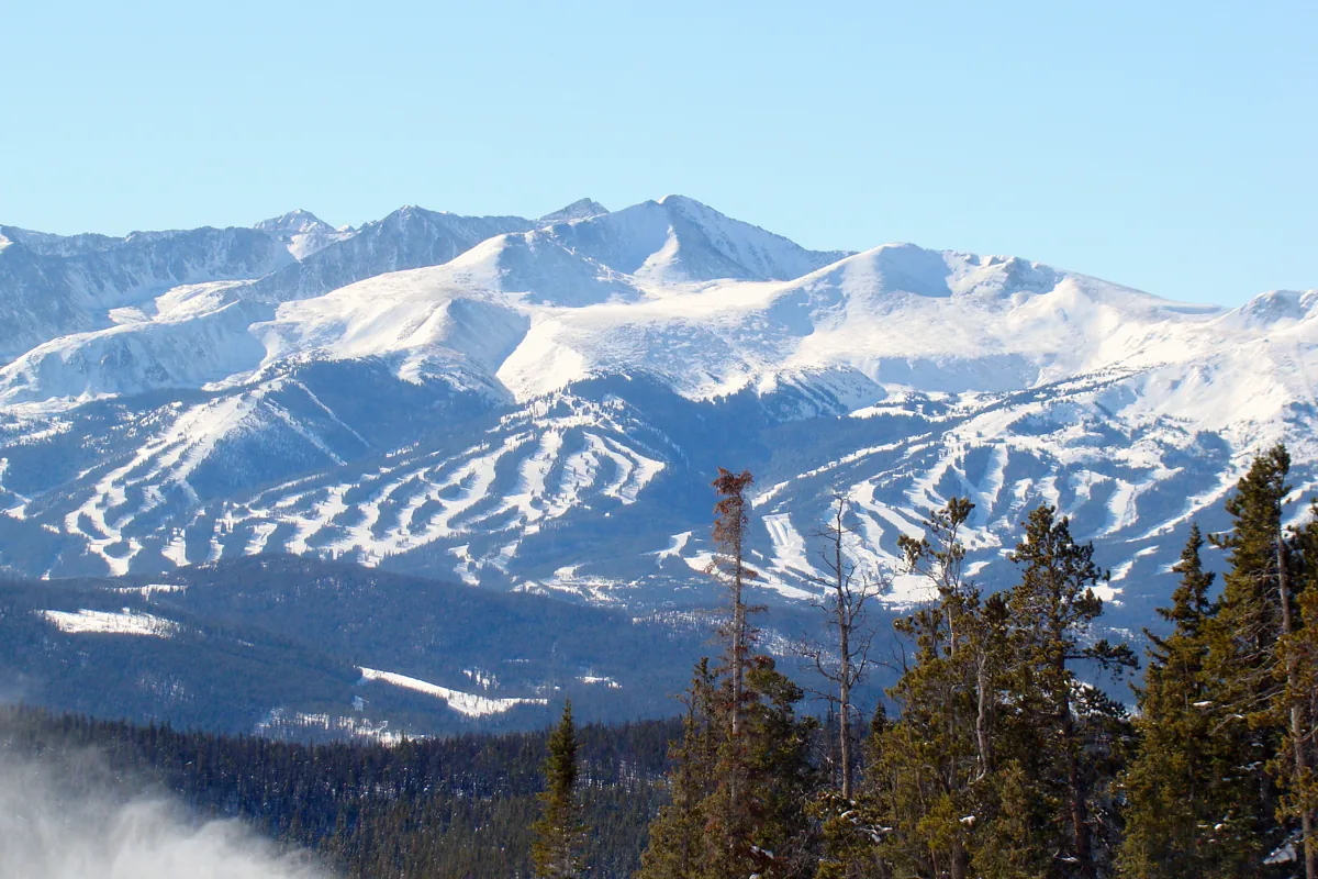 Verschneite Skipisten der Breckenridge Ski Area in Colorado