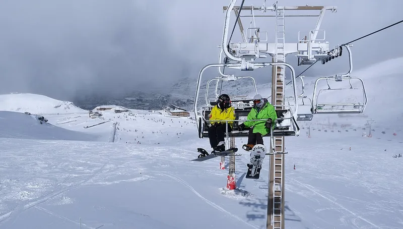 Sessellift im Skigebiet Sierra Nevada in Spanien