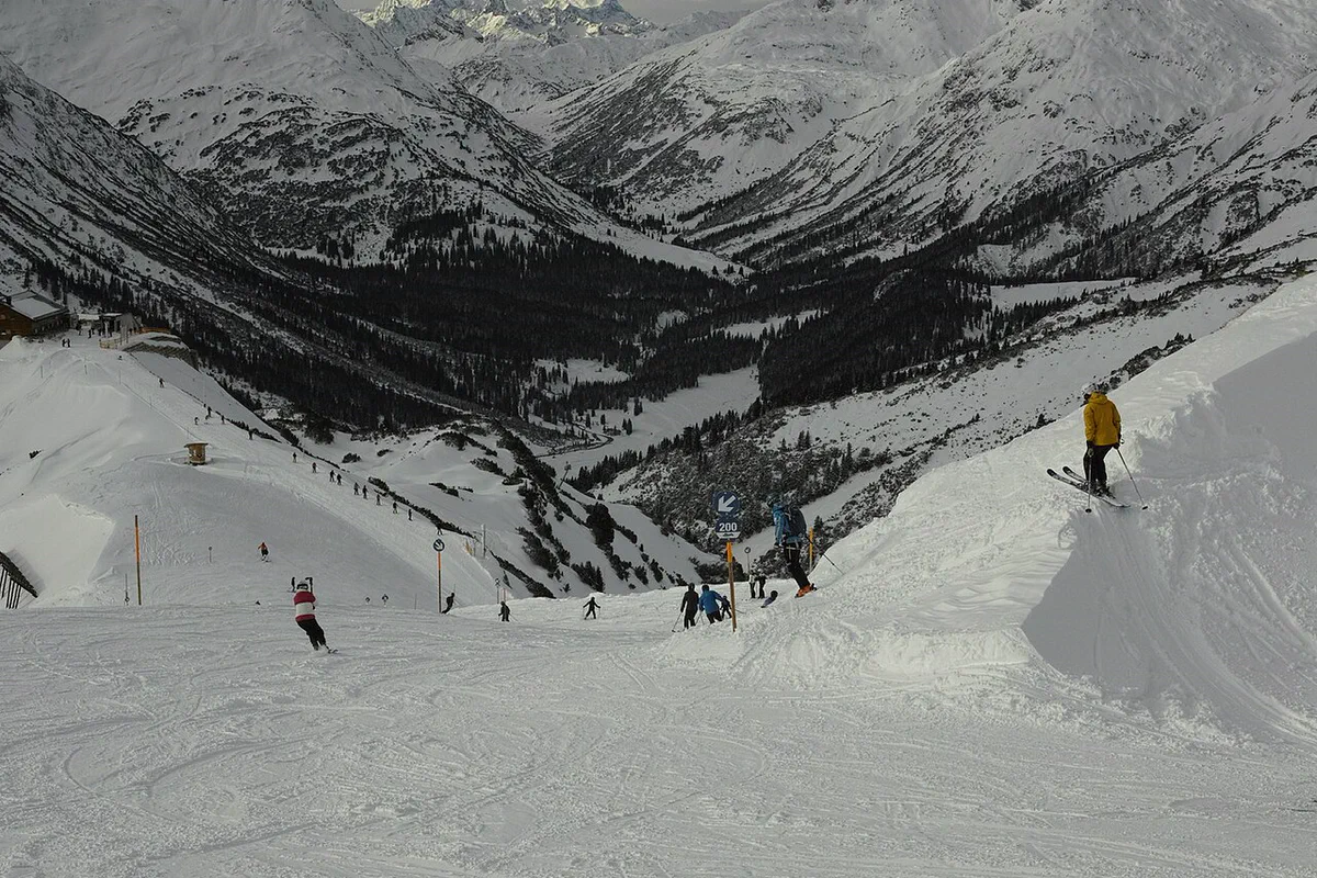 Skifahrer auf einer verschneiten Piste bei Lech in Vorarlberg.