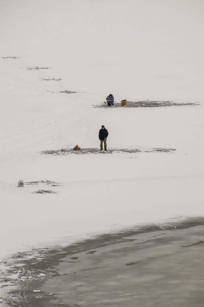 Eisangeln auf einer vereisten Wolga