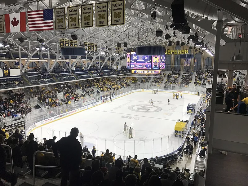 Eishockeyfeld in der Yost Ice Arena während einer Spielpause