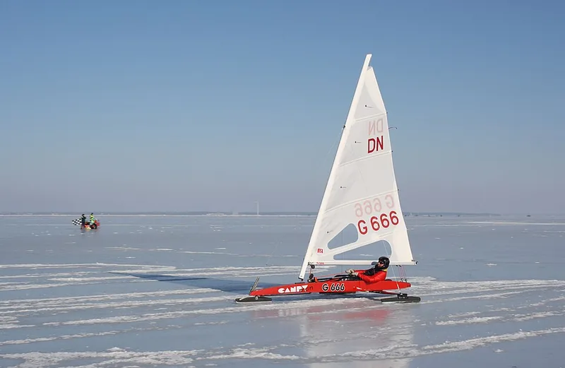 Eissegler mit Segel auf einer verschneiten Eisfläche