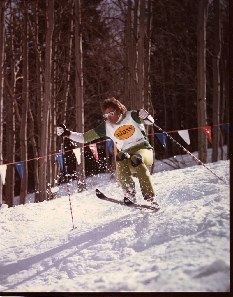 Skifahrer im Buckelpistenkurs beim Freestyle-Skiing