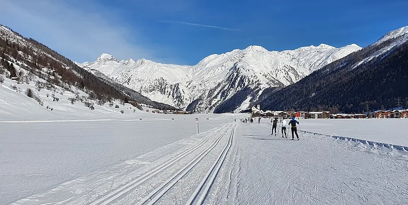 Skilanglauf in einer verschneiten Berglandschaft