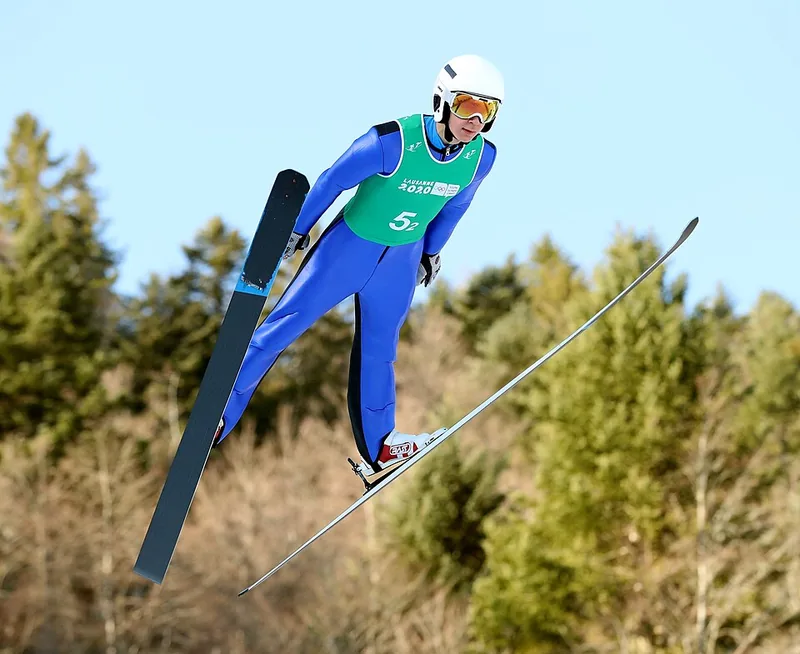 Skispringer beim Absprung von einer Schanze