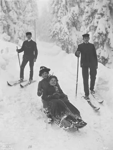 Historische Skifahrer und Rodler in Frognerbakken 1903