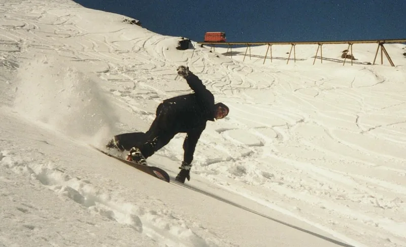 Snowboarder fährt im Tiefschnee in Axamer Lizum