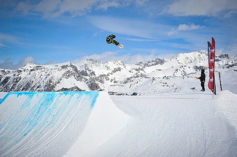 Snowboarder bei einem Freestyle-Sprung im Snowpark