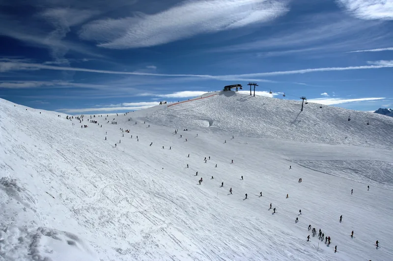 Skifahrer auf einer breiten Piste am Rastkogel in Tirol