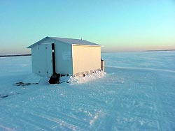 Hütte zum Eisangeln